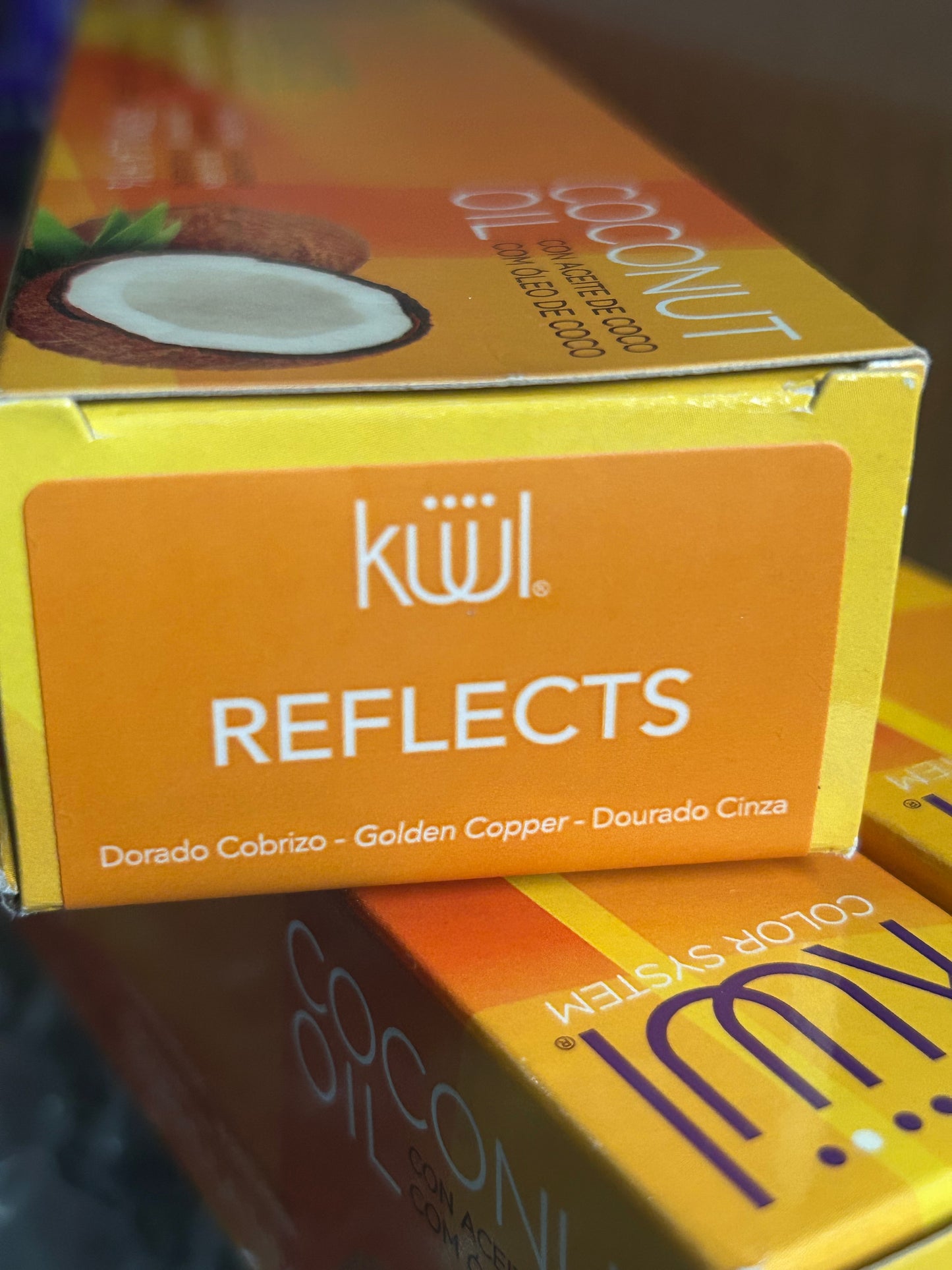 Kuul reflects golden copper