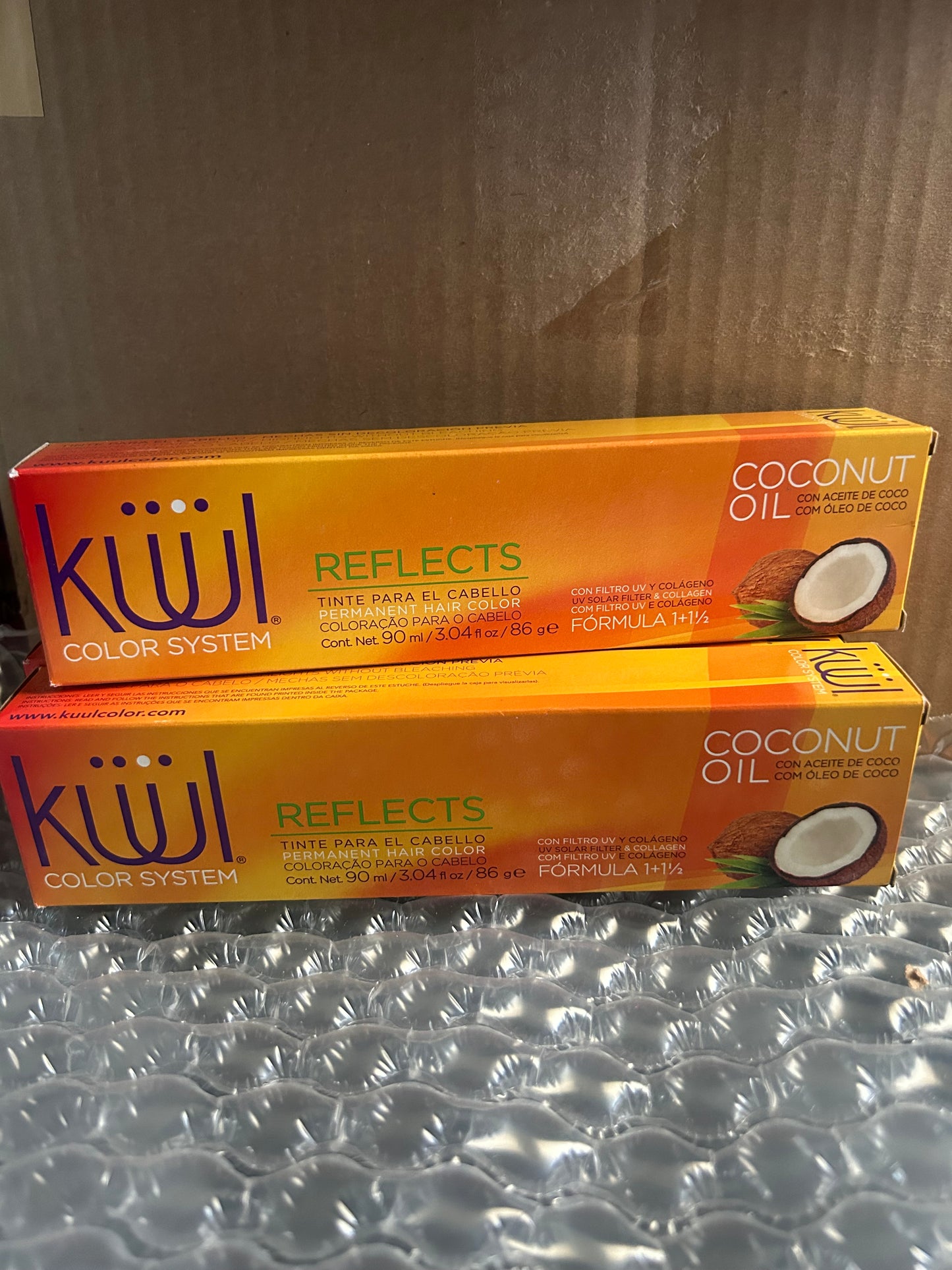 Kuul reflects golden copper